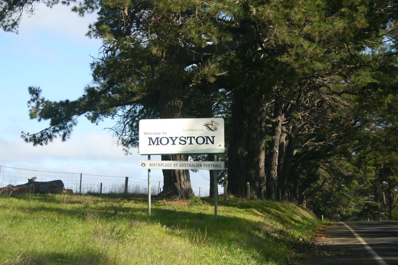 Welcome to Moyston sign